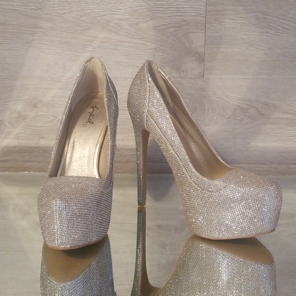 Gold sparkly platform pump size 7.5